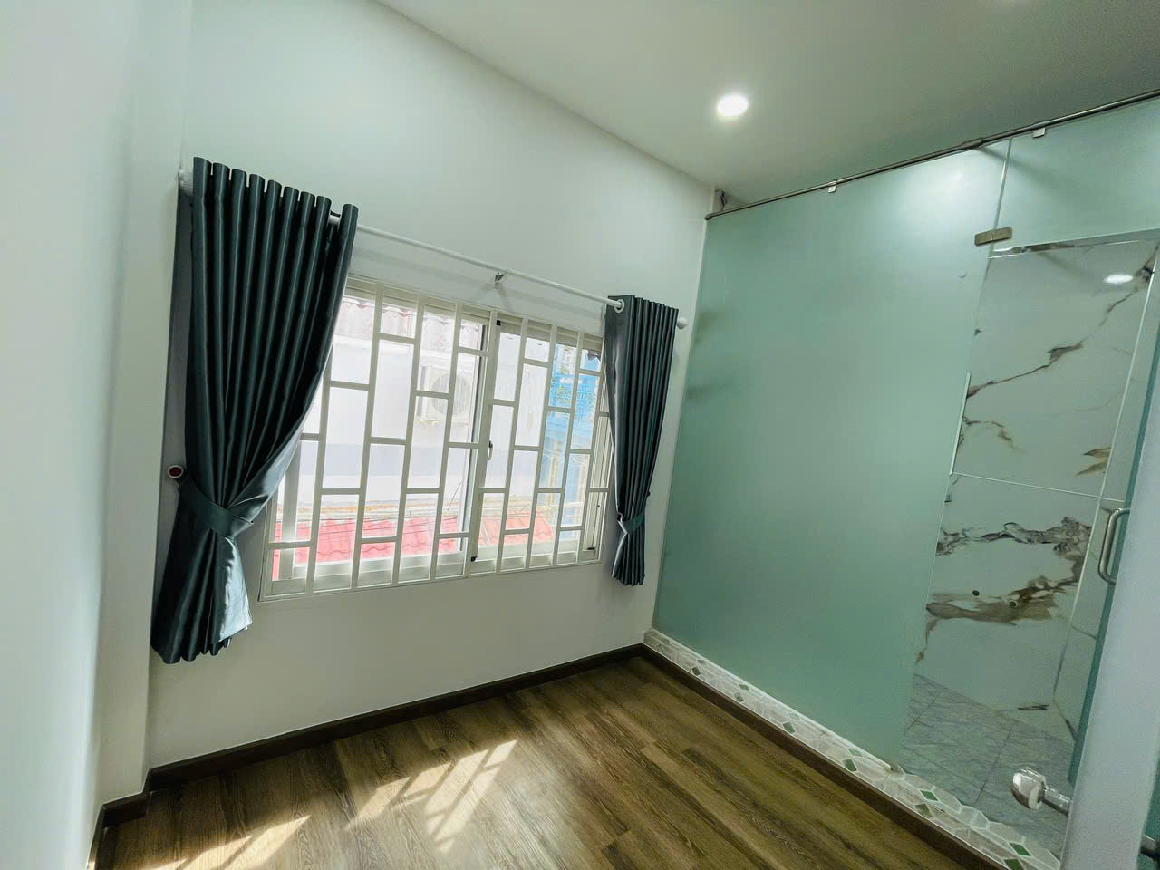 Nhà sổ hồng riêng đường huỳnh tấn phát , quận 7.