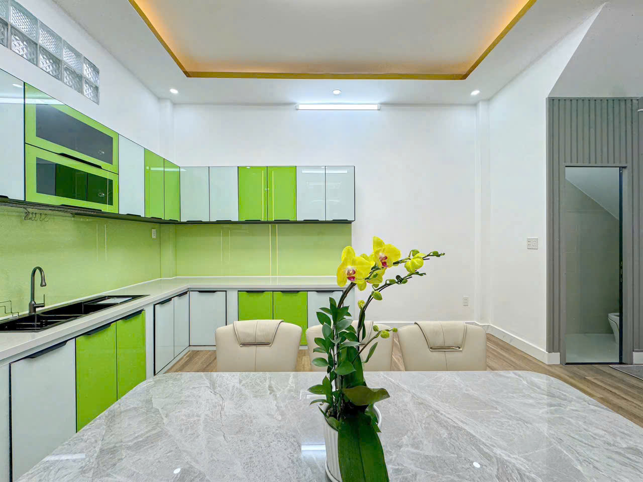 Nhà phun nội thất vào ở liền giáp quận 7 nhà 3 tầng ,sân thượng.