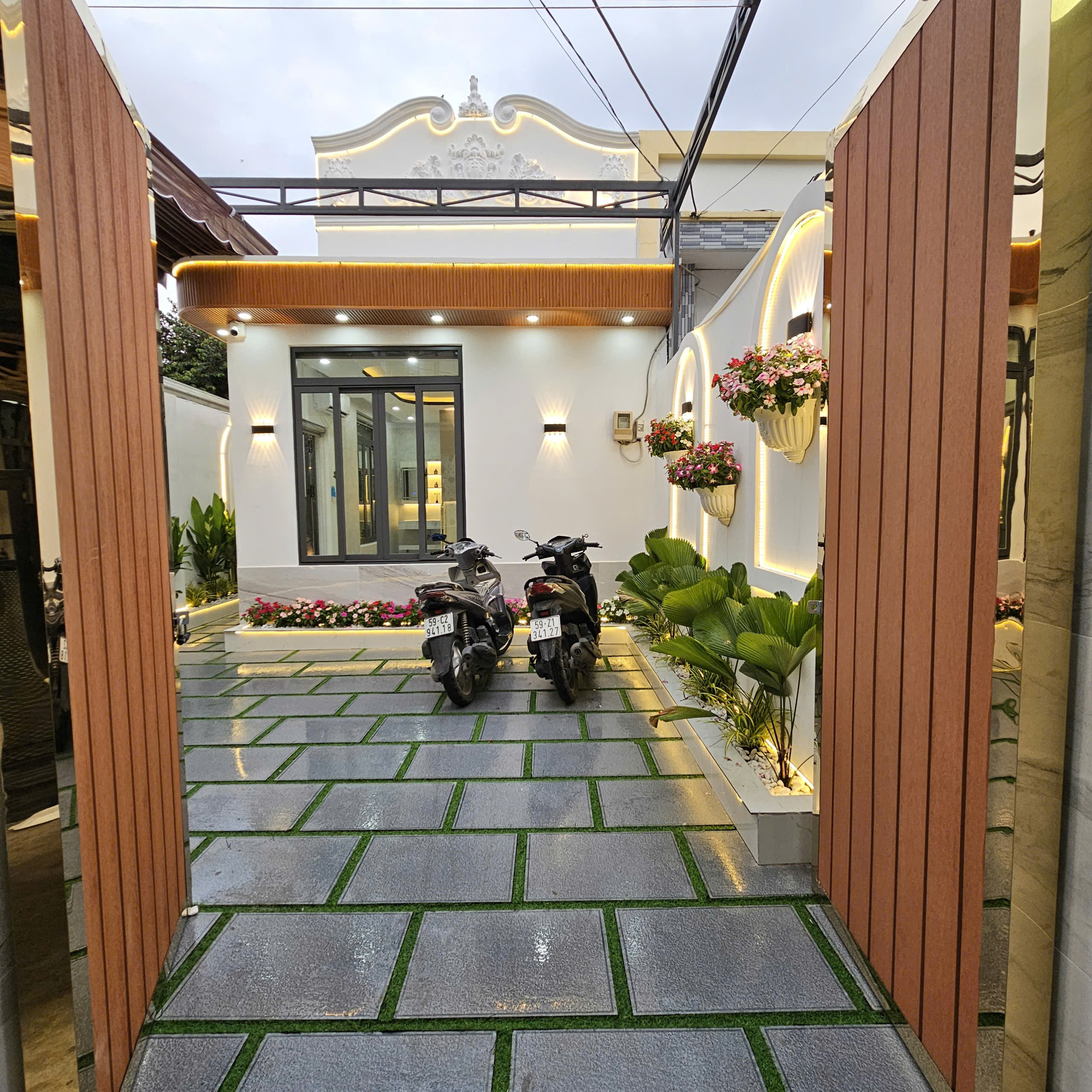 Nhà biệt thự sân vườn có hồ có koi rộng rãi 170m2.