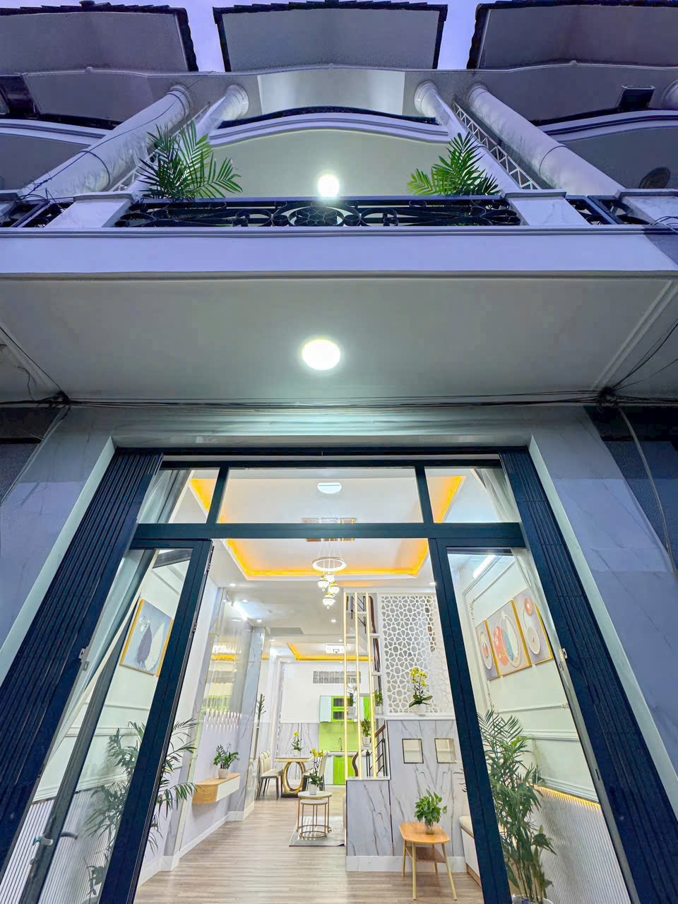 Nhà phun nội thất vào ở liền giáp quận 7 nhà 3 tầng ,sân thượng.