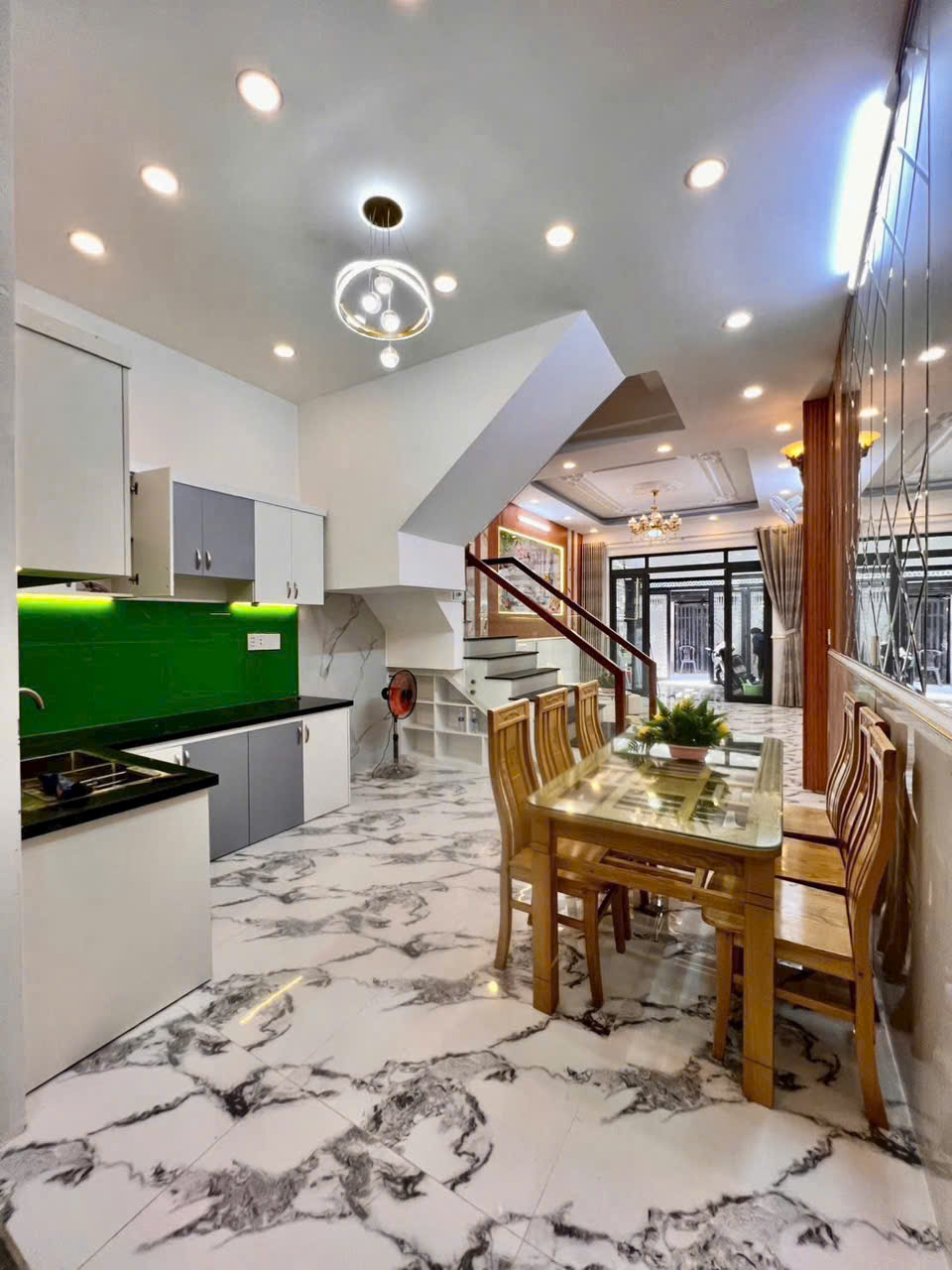 NHÀ 3 PHÒNG NGỦ SÂN THƯỢNG , PHÒNG THỜ SÂN RỘNG RÃI NHÀ GẦN CHỢ PHÚ XUÂN.