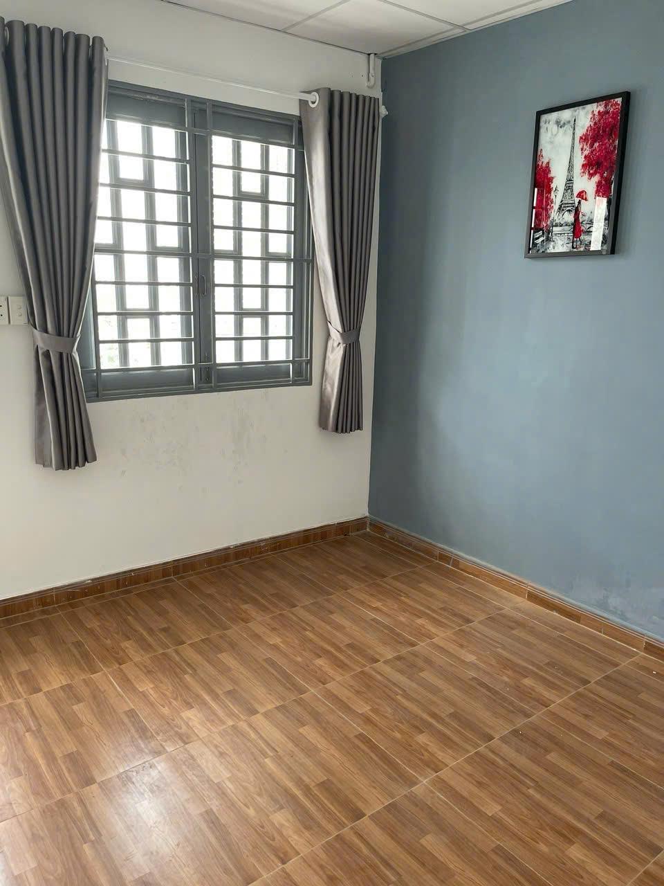 Nhà 1 trệt 1 lầu mặt tiền hẻm gồm 2 phòng ngủ sổ hồng riêng sang tên.