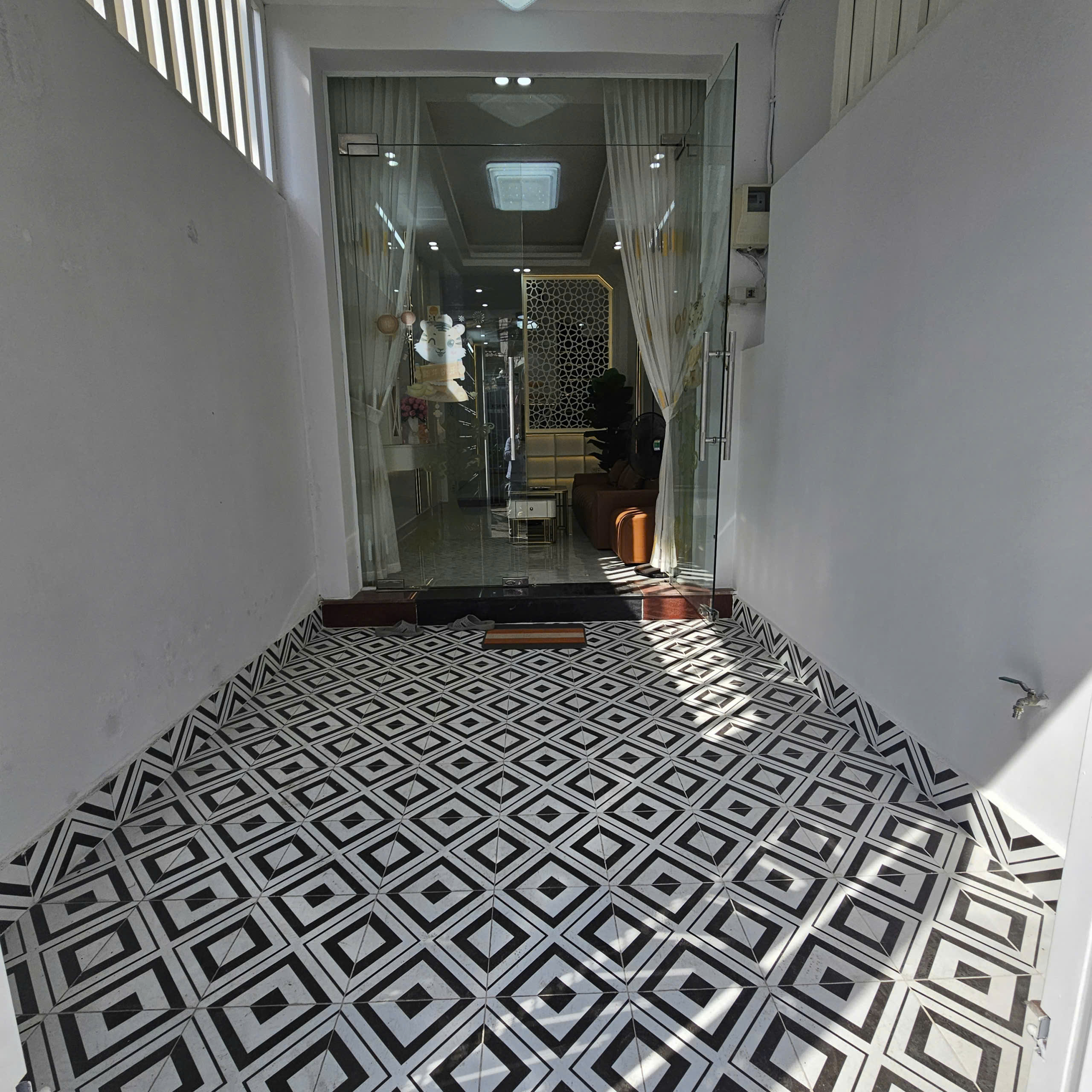 Nhà 1 trệt 1 lầu sân rộng rãi 2 phòng ngủ 3 x 17M, Phun nội thất.