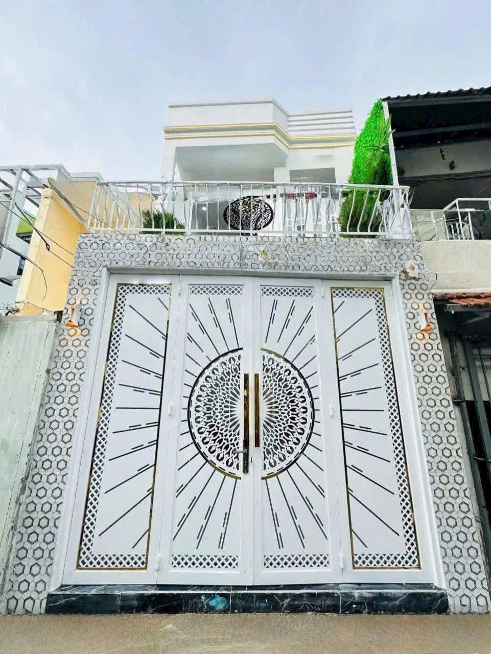 Nhà mặt tiền hẻm xe hơi tới nhà 1 trệt 1 lầu phun nội thất.