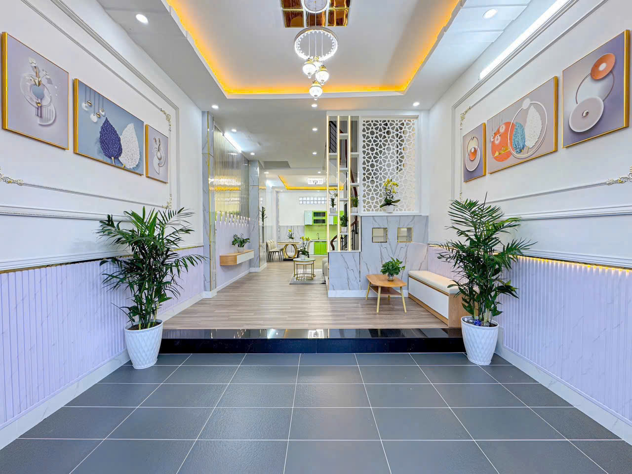 Nhà phun nội thất vào ở liền giáp quận 7 nhà 3 tầng ,sân thượng.