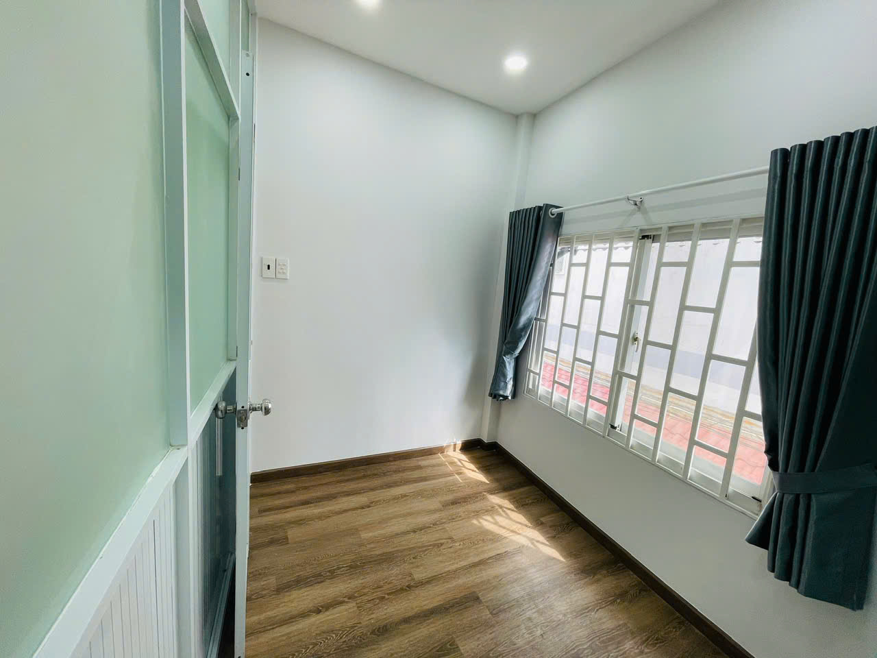 Nhà sổ hồng riêng đường huỳnh tấn phát , quận 7.