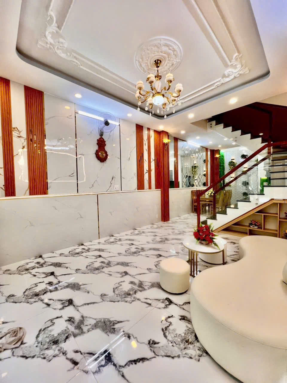 NHÀ 3 PHÒNG NGỦ SÂN THƯỢNG , PHÒNG THỜ SÂN RỘNG RÃI NHÀ GẦN CHỢ PHÚ XUÂN.