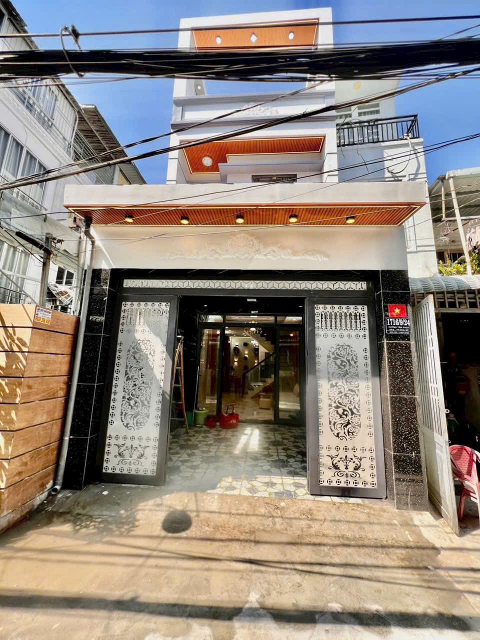 NHÀ 3 PHÒNG NGỦ SÂN THƯỢNG , PHÒNG THỜ SÂN RỘNG RÃI NHÀ GẦN CHỢ PHÚ XUÂN.