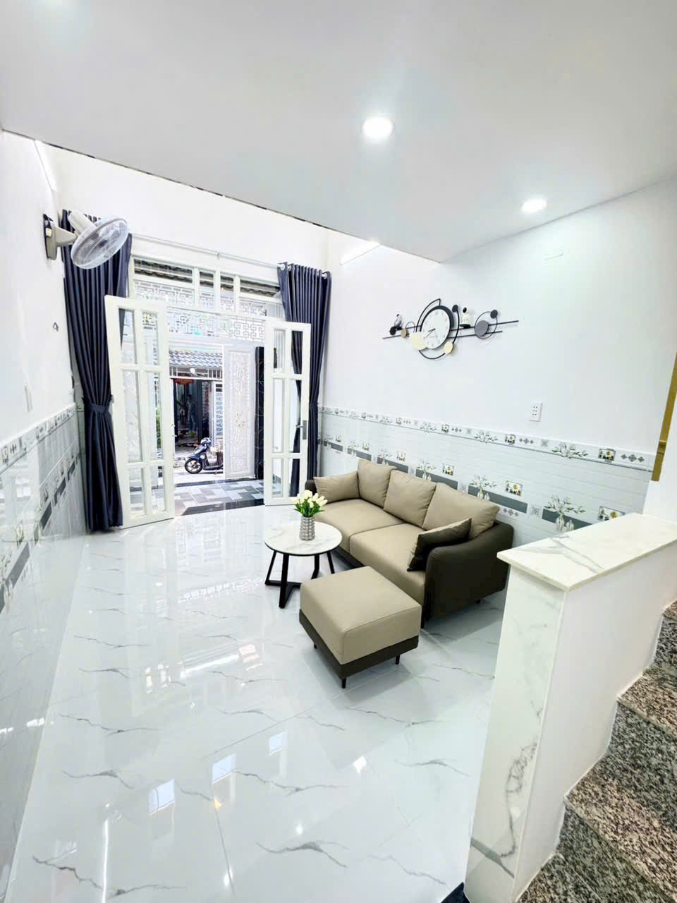 NHÀ 1 TRỆT 1 LỮNG 2 LẦU 5PN HUỲNH TẤN PHÁT