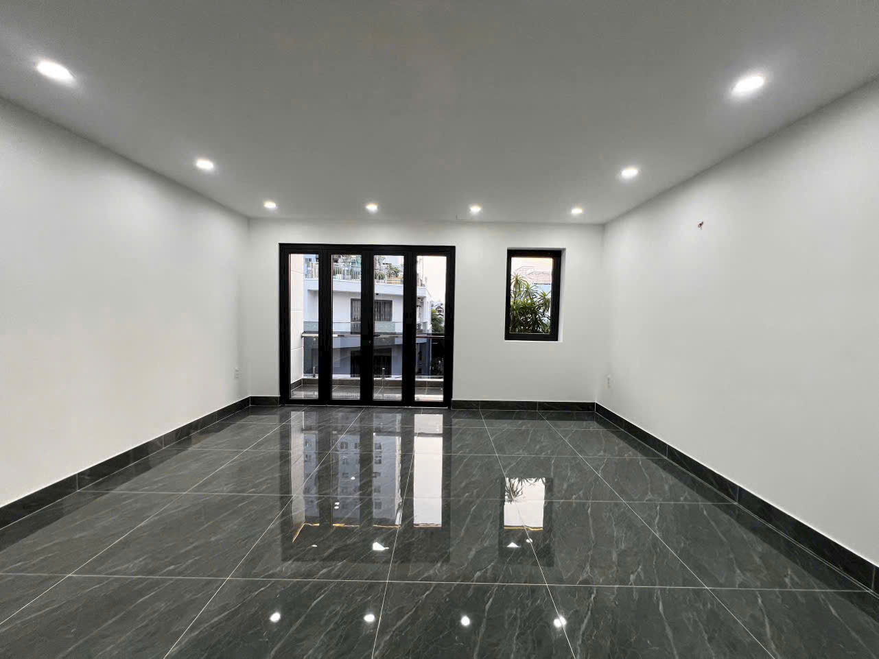 Nhà mặt tiền đường phố quận 7 nhà có thang máy phun nội thất.