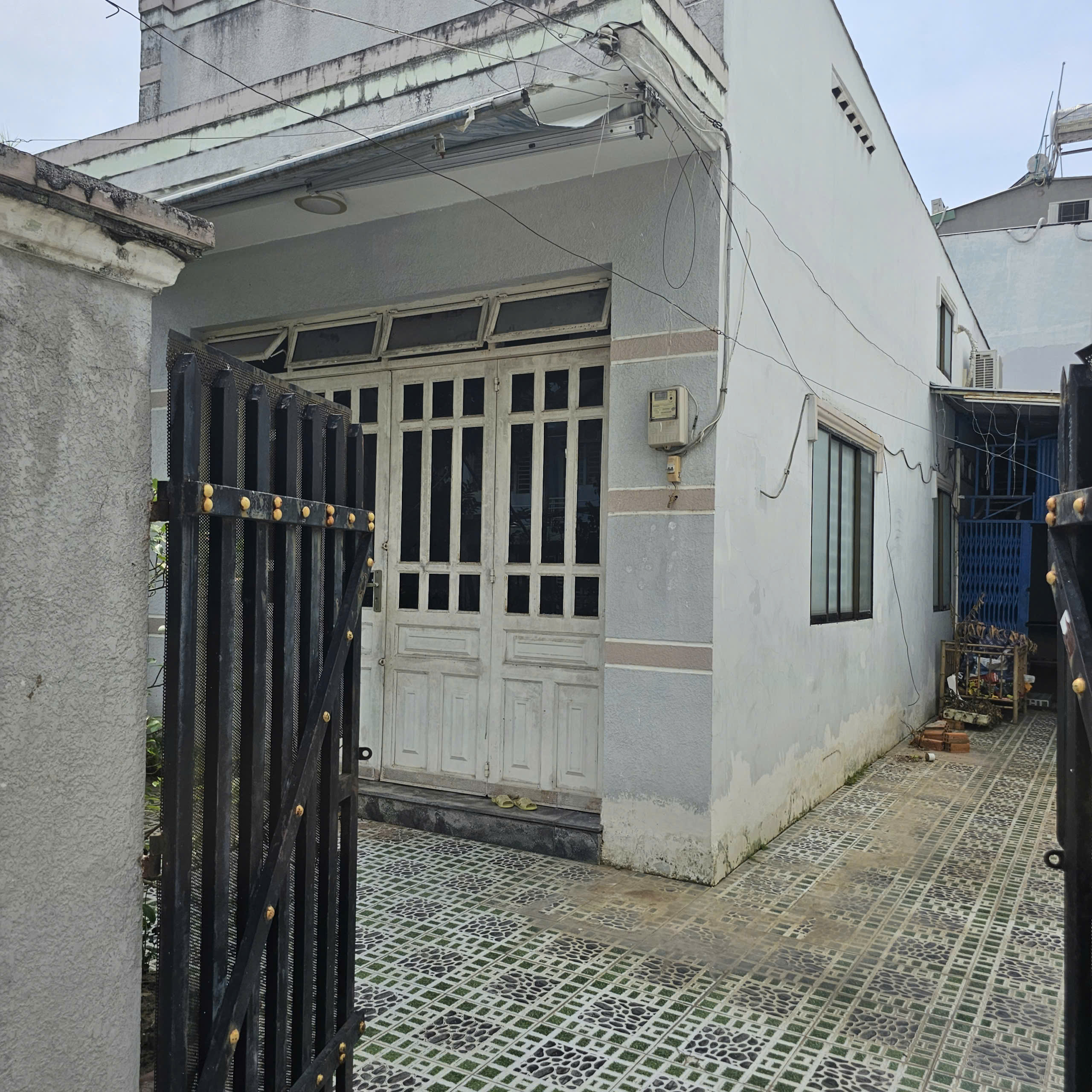 Nhà cấp 4 ,có gác vị trí hẻm thông khu dân cư thoáng mát ,an ninh.