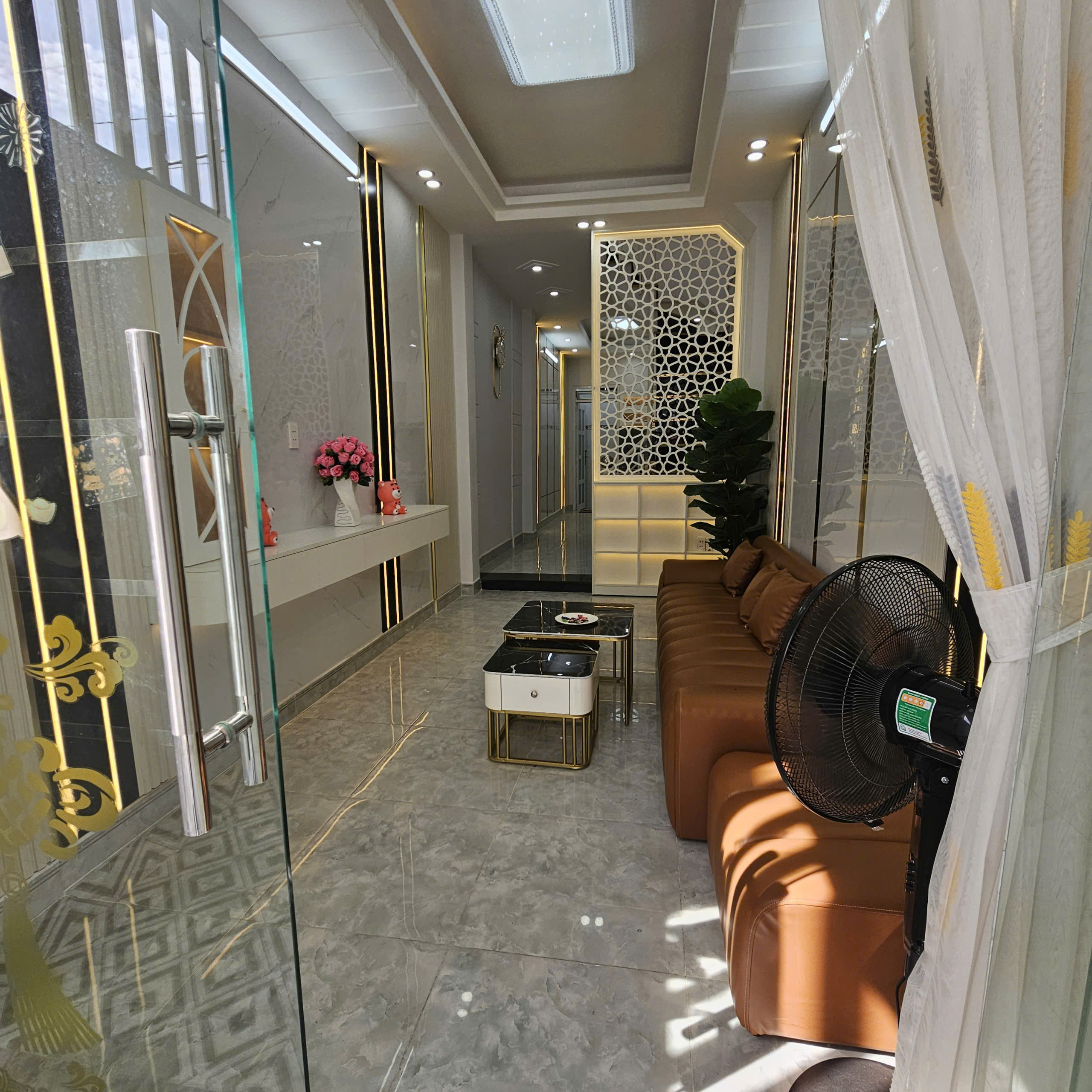 Nhà 1 trệt 1 lầu sân rộng rãi 2 phòng ngủ 3 x 17M, Phun nội thất.