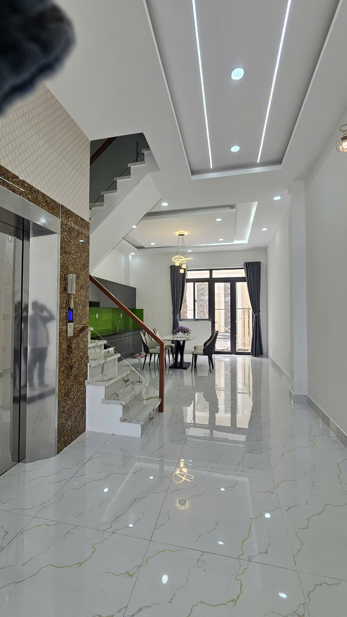 Nhà 3 tầng có thang máy xịn sò cách đường chính chỉ 70m2.