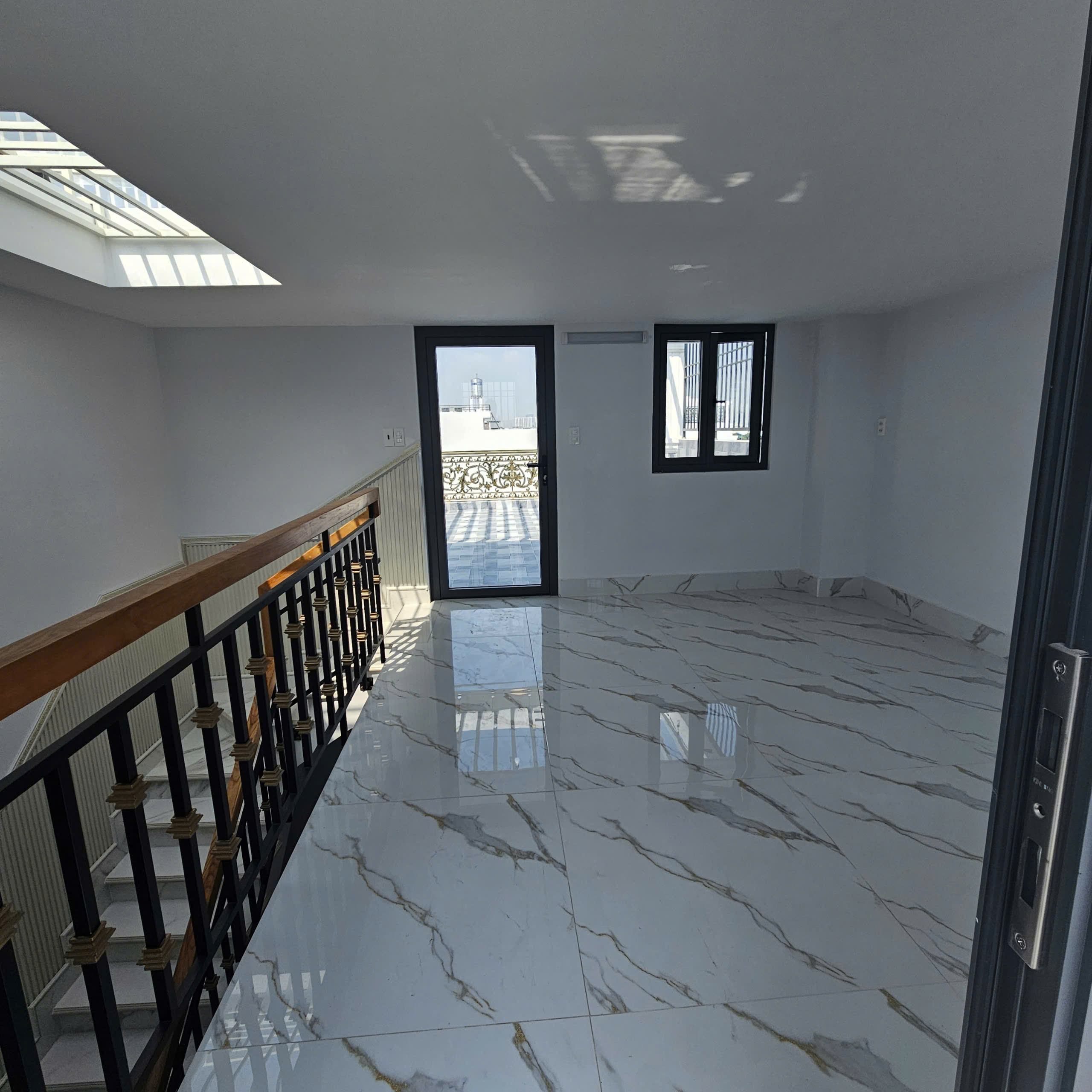 Nhà xây mới hoàn thiện 5 x 16m , 4 tầng vào ở liền .