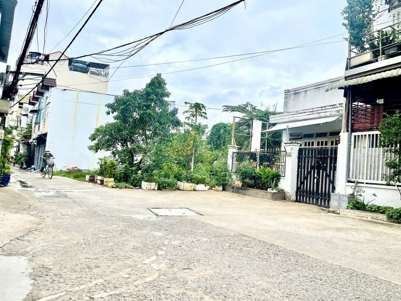 Nhà cấp 4 ,có gác vị trí hẻm thông khu dân cư thoáng mát ,an ninh.