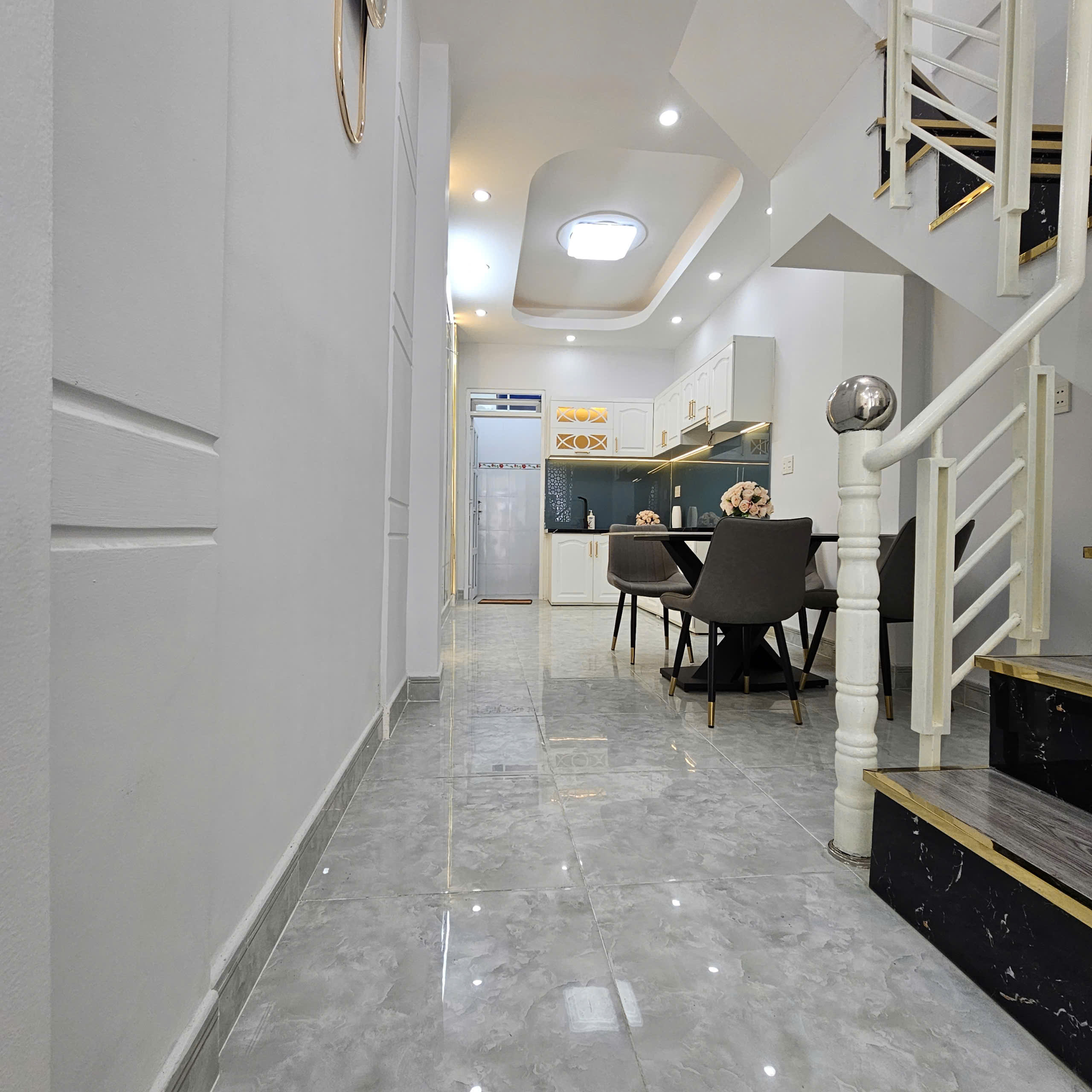 Nhà 1 trệt 1 lầu sân rộng rãi 2 phòng ngủ 3 x 17M, Phun nội thất.