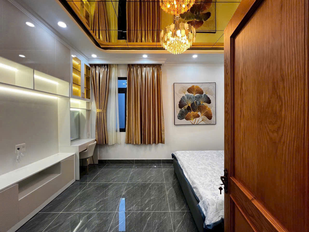 Nhà mặt tiền đường phố quận 7 nhà có thang máy phun nội thất.
