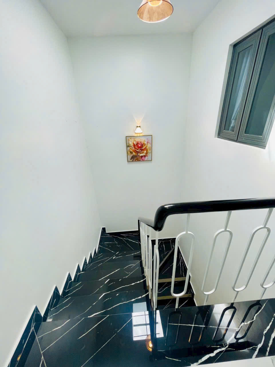 Nhà Phố 1 trệt 1 lững 2 lầu , sân thượng , phun nội thất cao cấp.