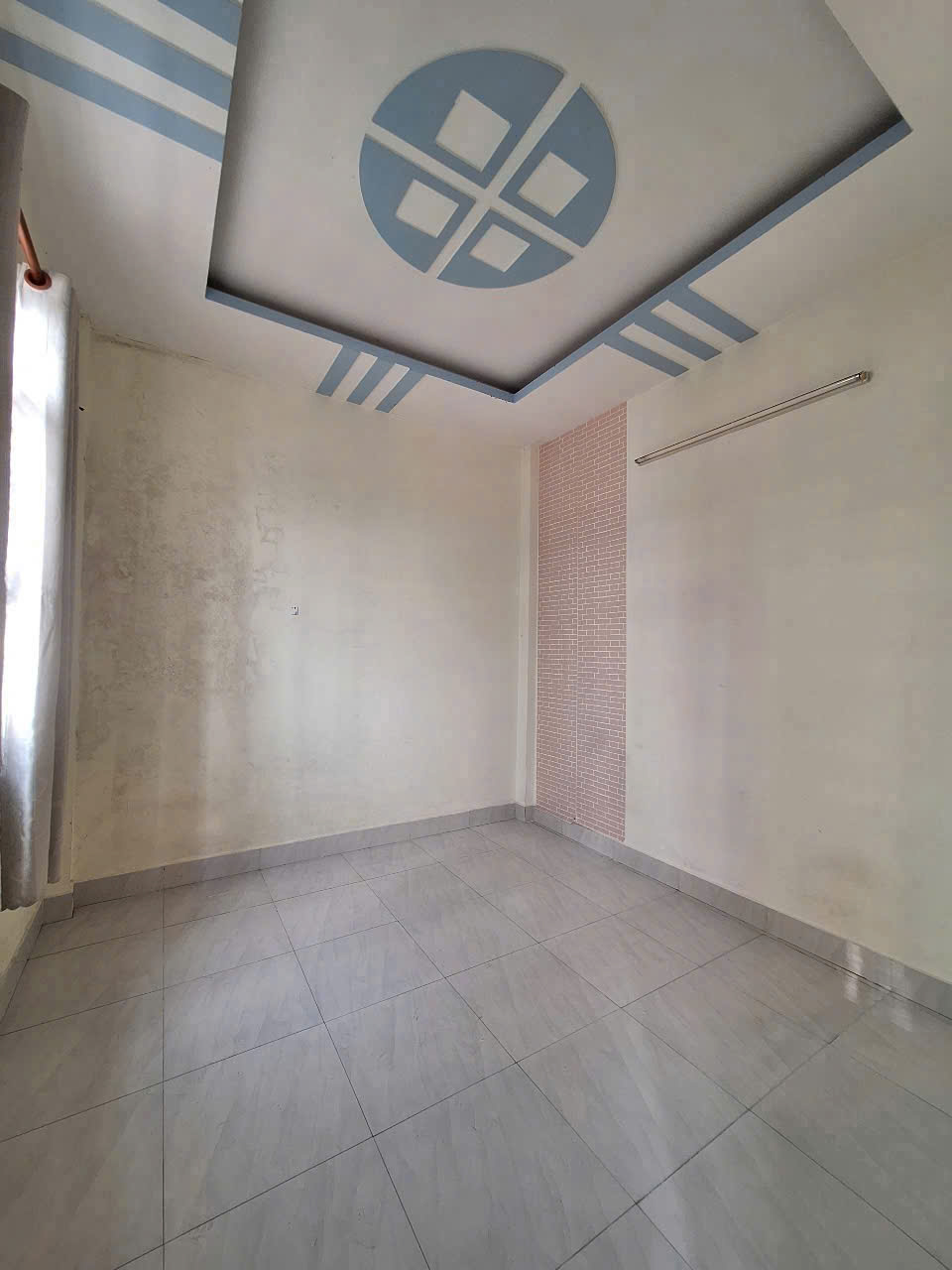 Nhà phố liền kề mặt tiền hẻm ban công rộng rãi nhiều cửa sổ.