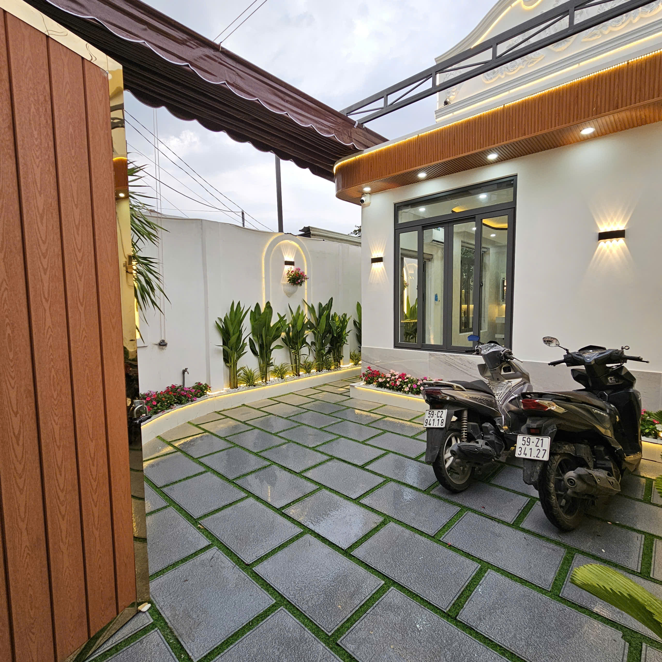 Nhà biệt thự sân vườn có hồ có koi rộng rãi 170m2.