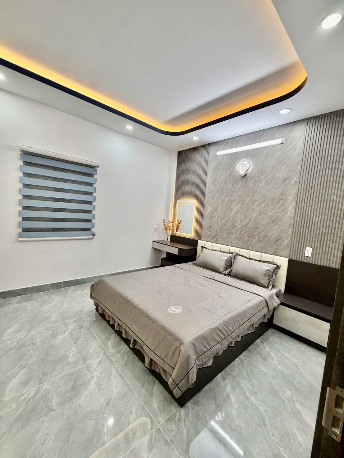 Nhà Xây Mới vào ở liền 3 phòng ngủ sân thượng sát chợ phú xuân gần q7.