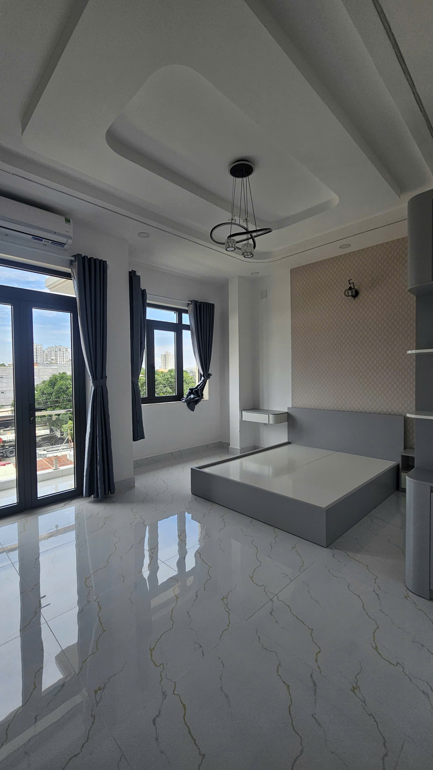 Nhà 3 tầng có thang máy xịn sò cách đường chính chỉ 70m2.