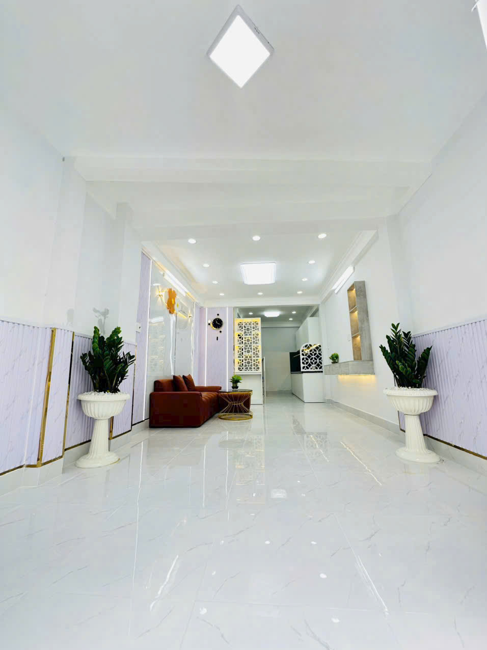 Nhà mặt tiền hẻm xe hơi tới nhà 1 trệt 1 lầu phun nội thất.