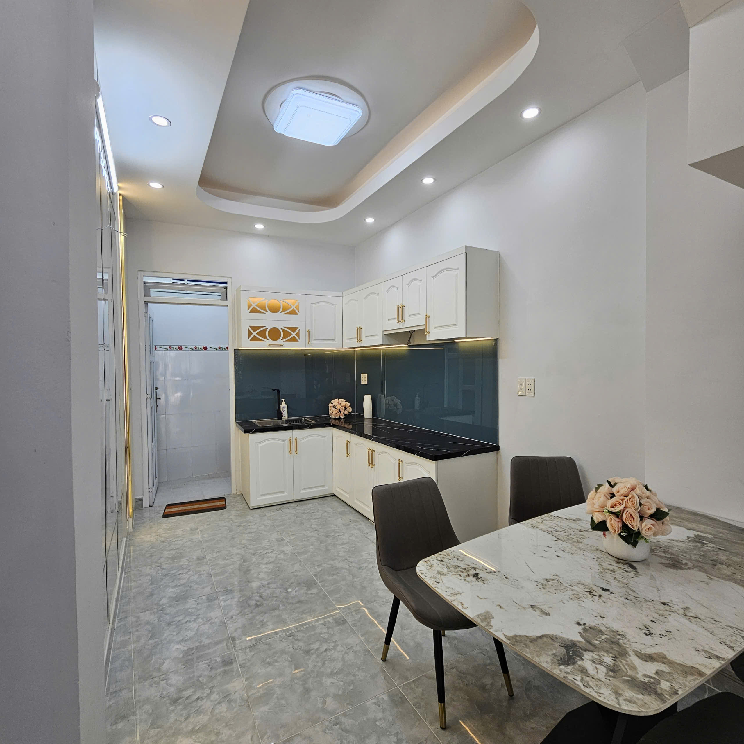 Nhà 1 trệt 1 lầu sân rộng rãi 2 phòng ngủ 3 x 17M, Phun nội thất.