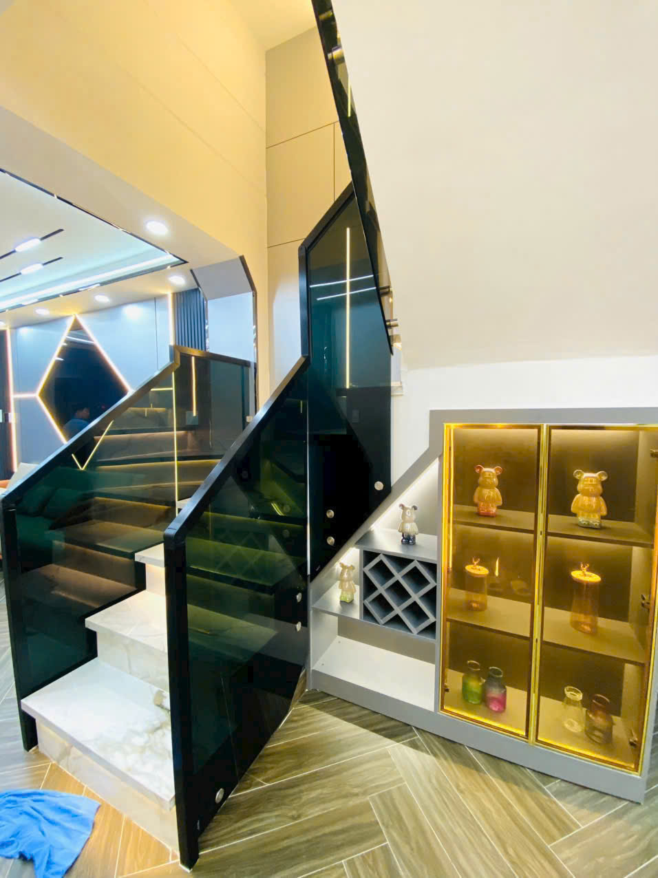 Nhà mặt tiền hẻm thông 8m, lê văn nhà bè 3 tầng vào ở liền.