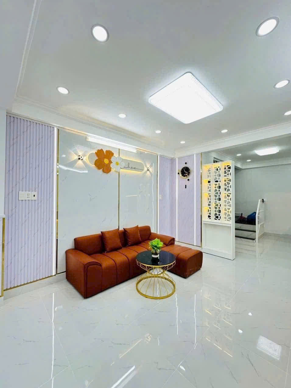 Nhà mặt tiền hẻm xe hơi tới nhà 1 trệt 1 lầu phun nội thất.