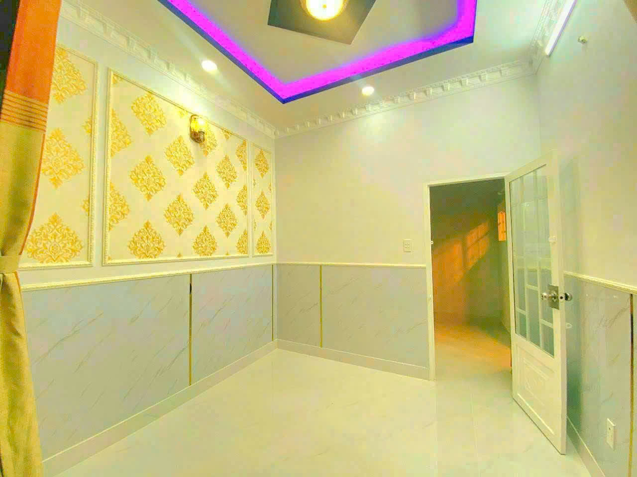 Nhà bán nhà wiu góc ban công rộng rãi nhiều cửa sổ thông thoáng.