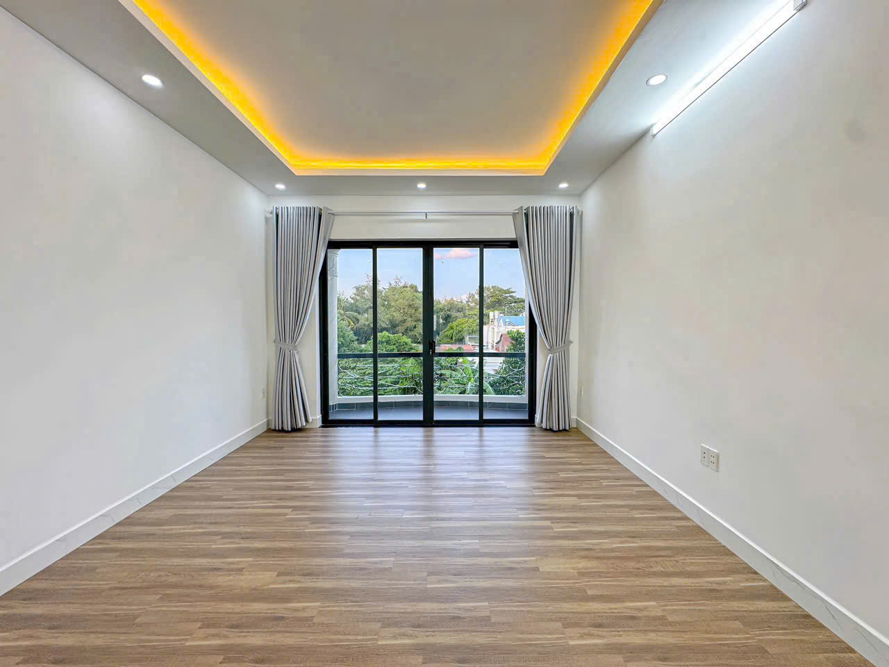 Nhà phun nội thất vào ở liền giáp quận 7 nhà 3 tầng ,sân thượng.