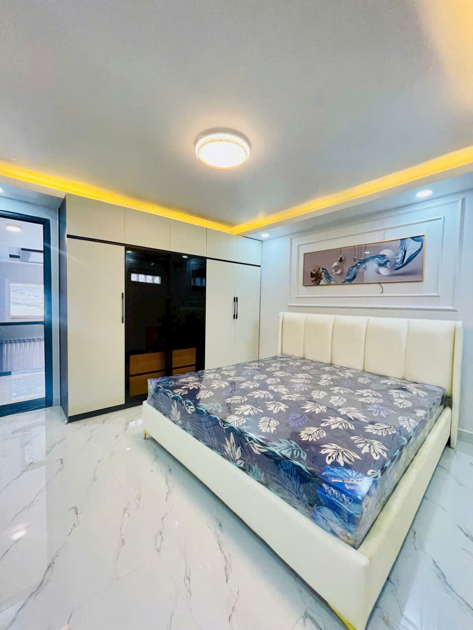 Nhà Phố 1 trệt 1 lững 2 lầu , sân thượng , phun nội thất cao cấp.