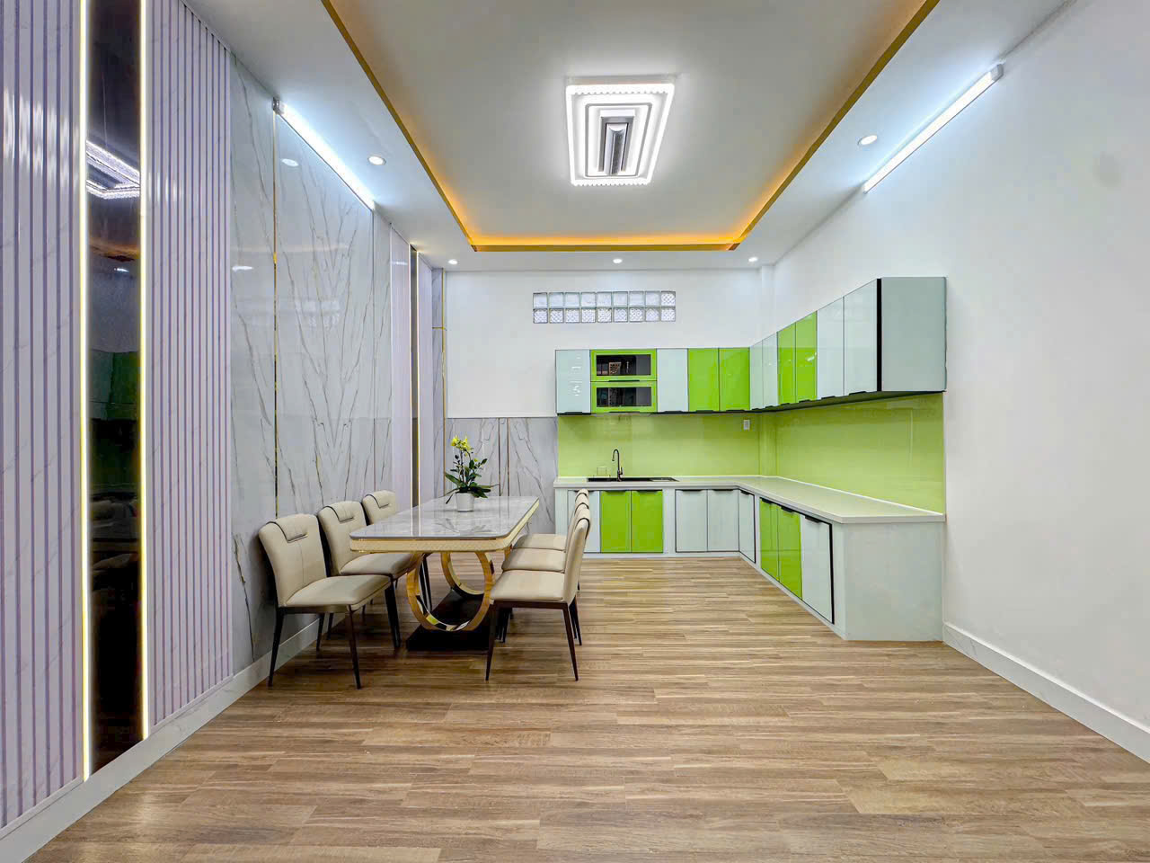 Nhà phun nội thất vào ở liền giáp quận 7 nhà 3 tầng ,sân thượng.