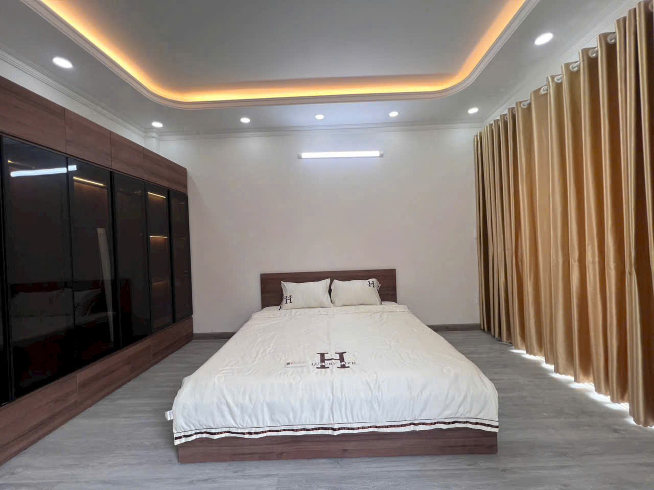 Nhà có phòng ngủ tầng trệt không gian nhà trước và sau huỳnh tấn phát -nhà bè.