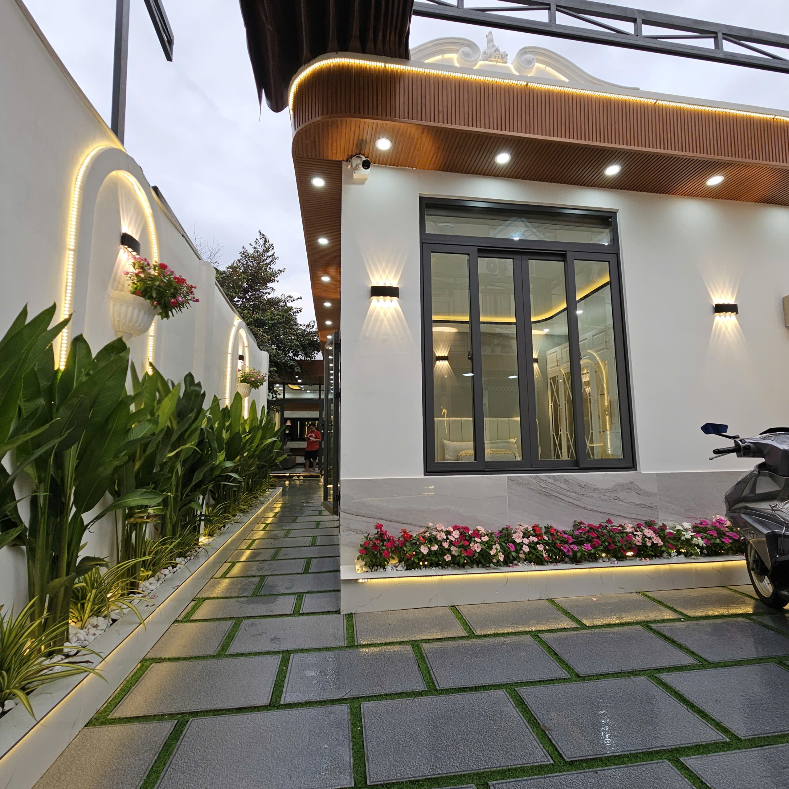 Nhà biệt thự sân vườn có hồ có koi rộng rãi 170m2.