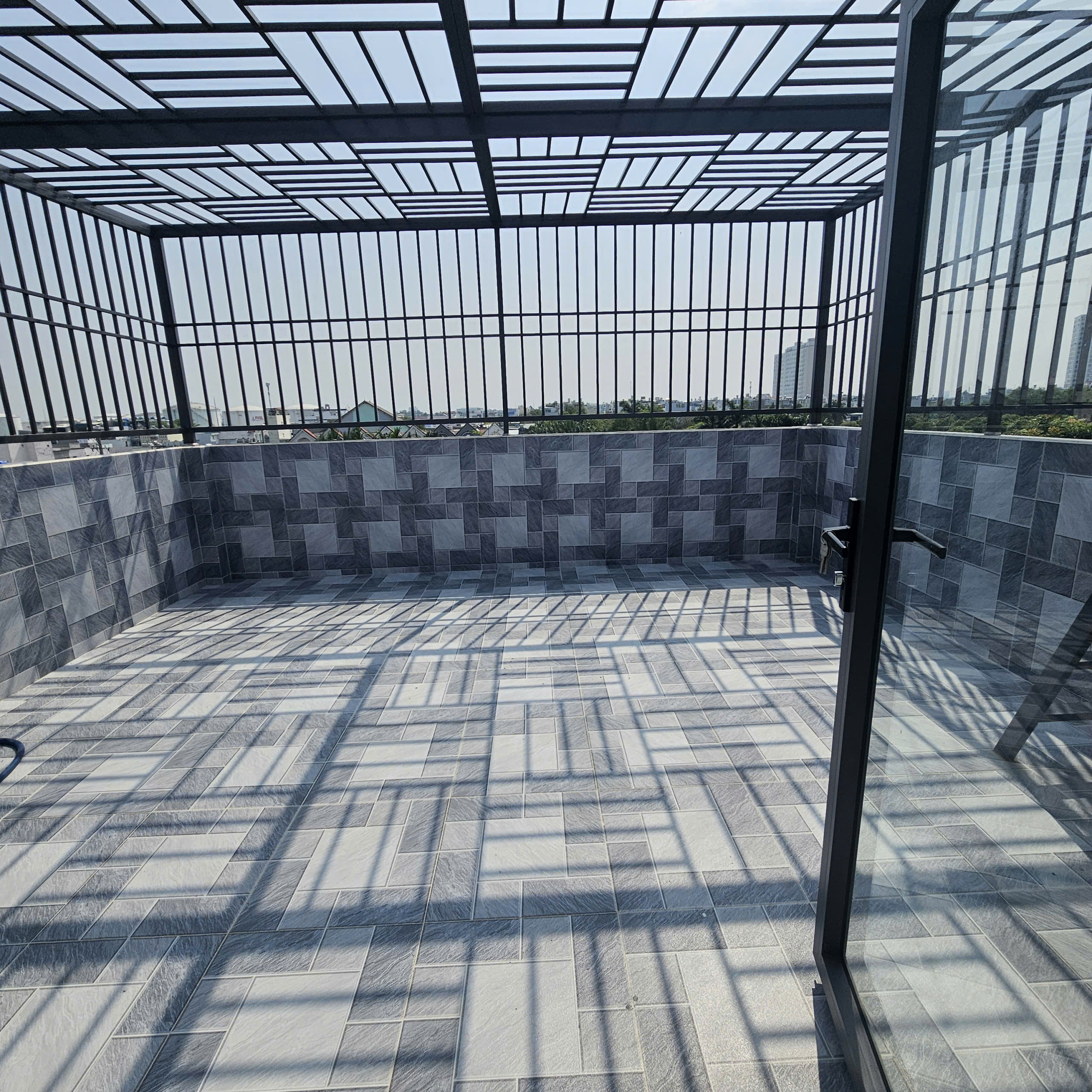 Nhà xây mới hoàn thiện 5 x 16m , 4 tầng vào ở liền .