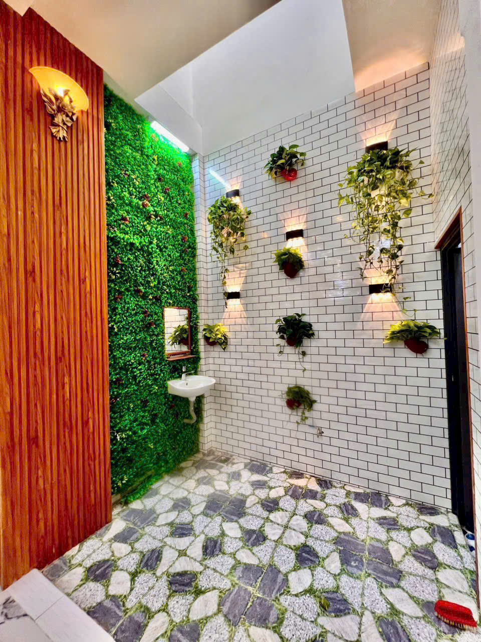 NHÀ 3 PHÒNG NGỦ SÂN THƯỢNG , PHÒNG THỜ SÂN RỘNG RÃI NHÀ GẦN CHỢ PHÚ XUÂN.