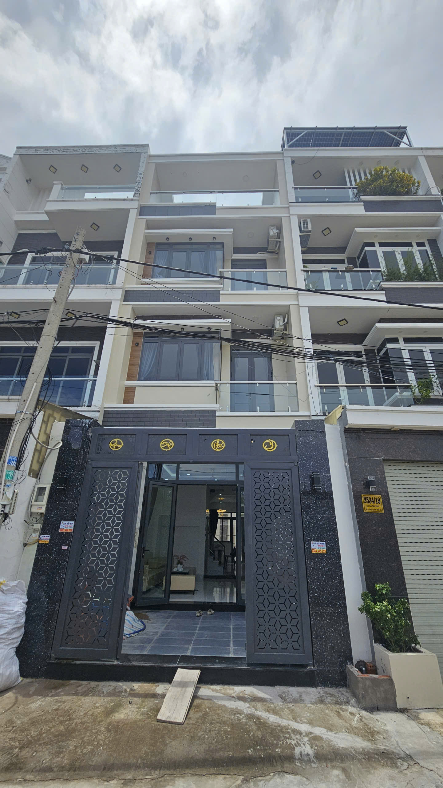 Nhà 3 tầng có thang máy xịn sò cách đường chính chỉ 70m2.