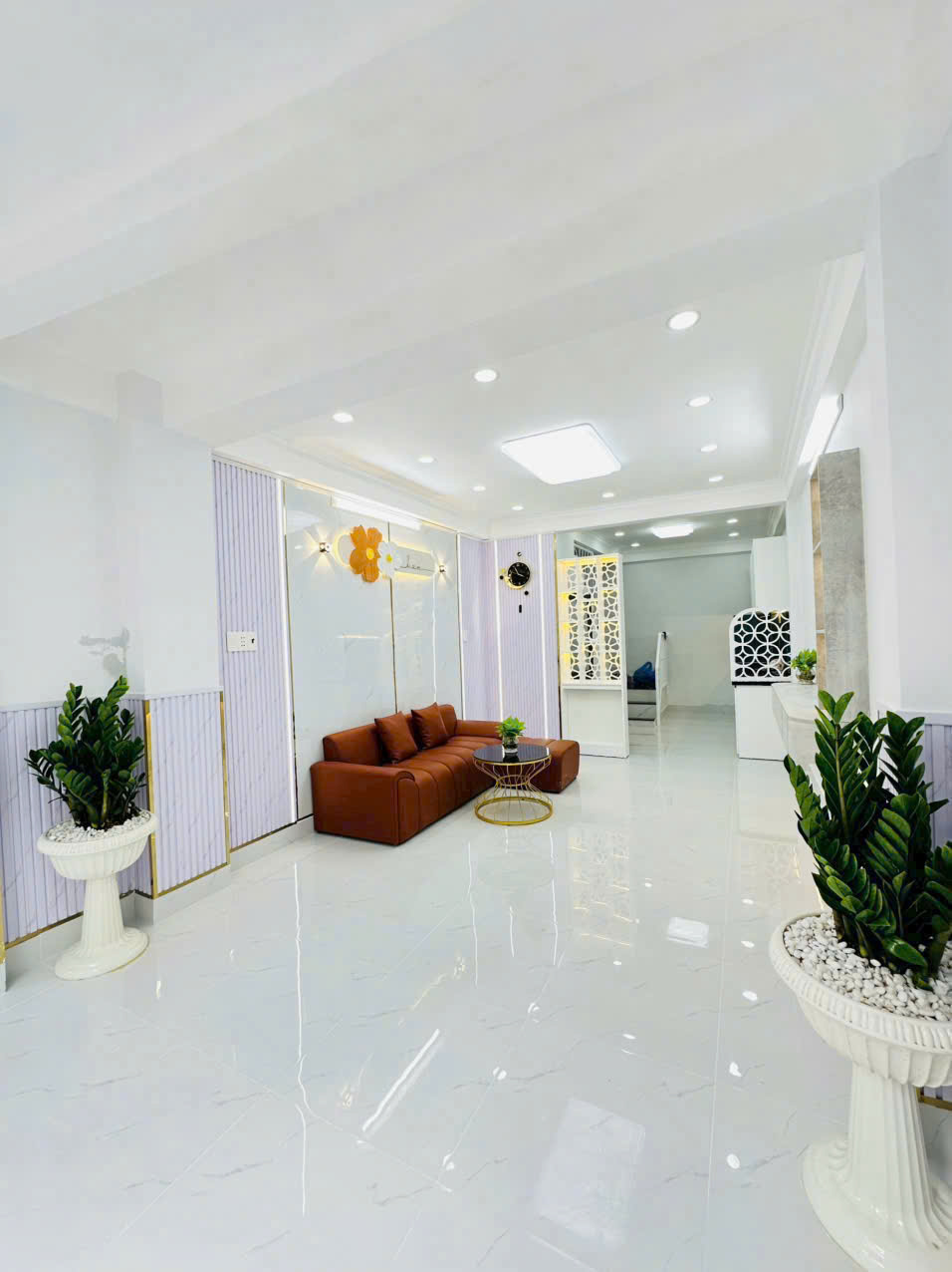 Nhà mặt tiền hẻm xe hơi tới nhà 1 trệt 1 lầu phun nội thất.
