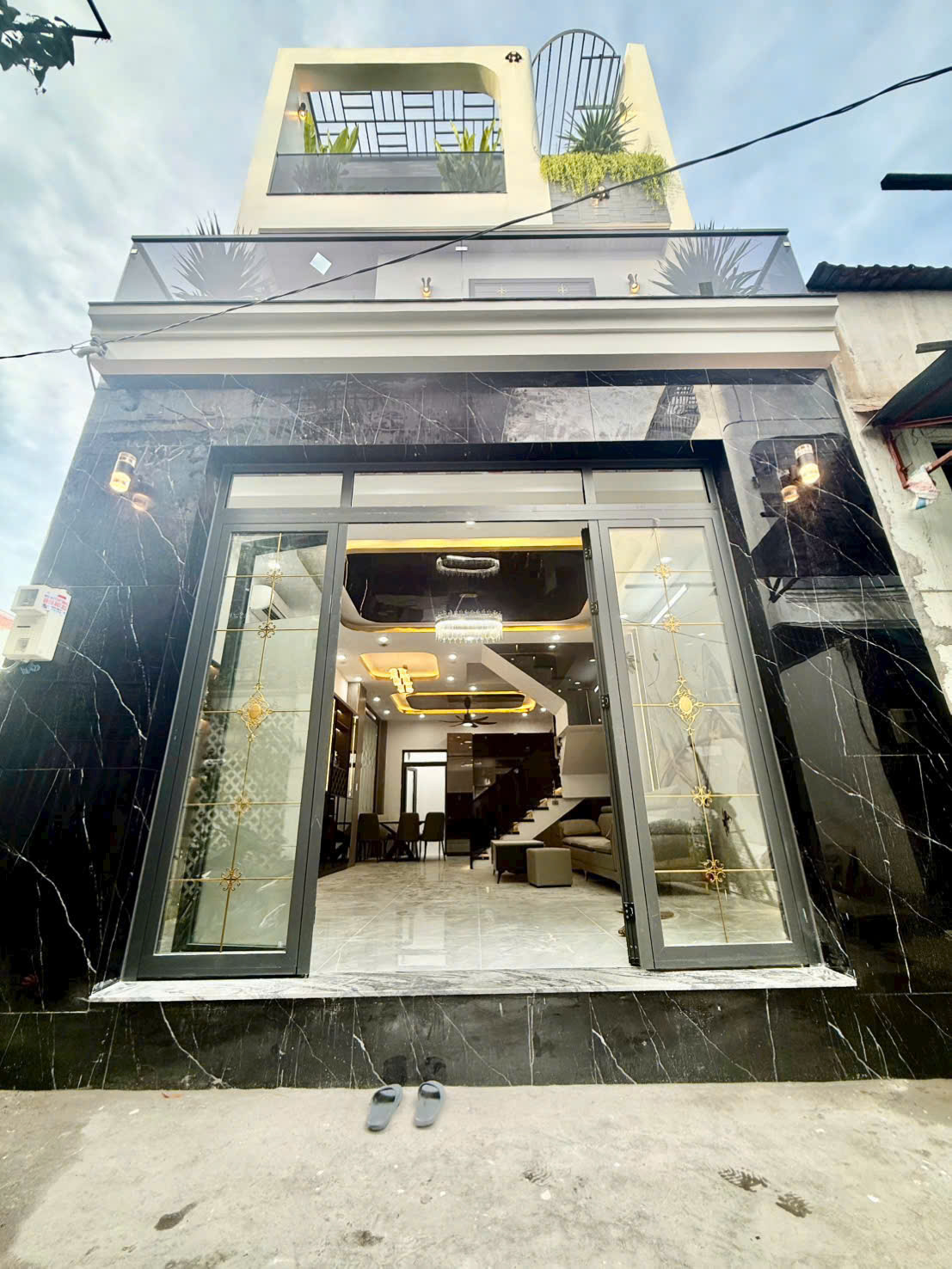 Nhà Xây Mới vào ở liền 3 phòng ngủ sân thượng sát chợ phú xuân gần q7.