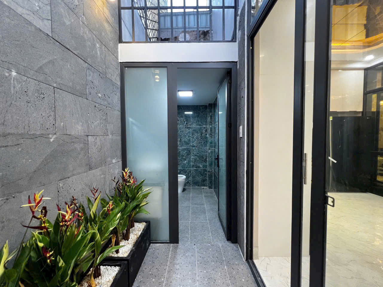 Nhà mặt tiền đường phố quận 7 nhà có thang máy phun nội thất.