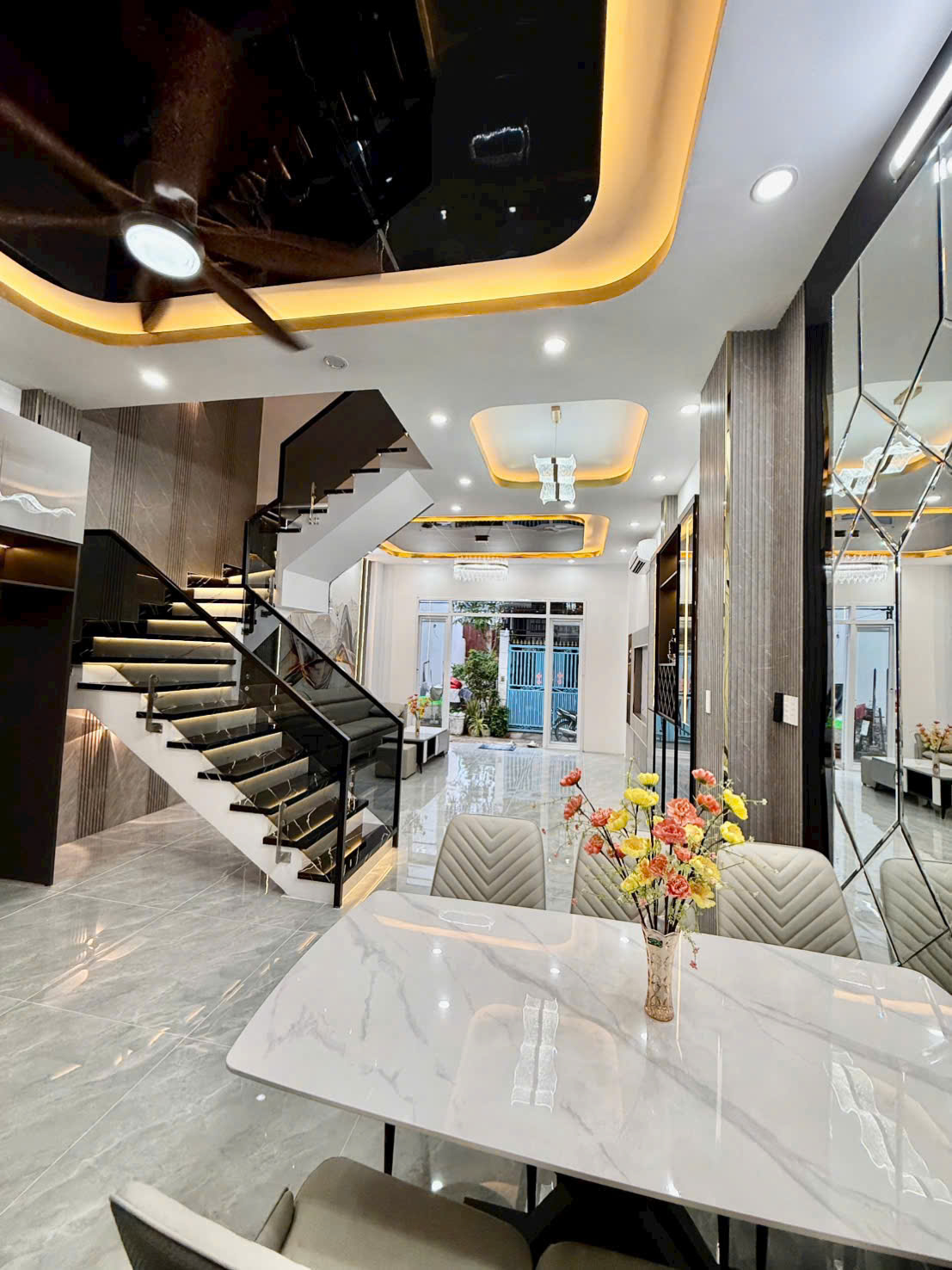 Nhà Xây Mới vào ở liền 3 phòng ngủ sân thượng sát chợ phú xuân gần q7.