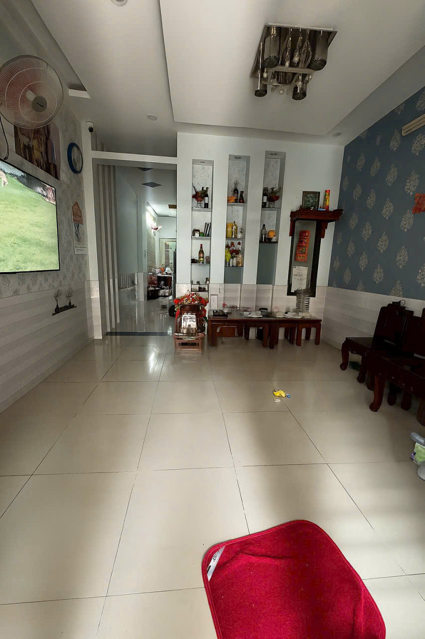Nhà khu dân cư đông đúc hẻm xe hơi nhà 3 tầng 4 phòng ngủ .