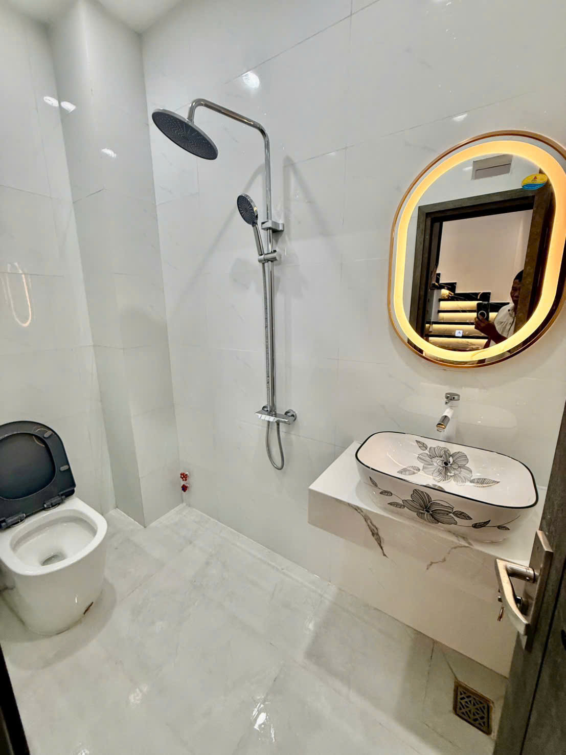 Nhà Xây Mới vào ở liền 3 phòng ngủ sân thượng sát chợ phú xuân gần q7.