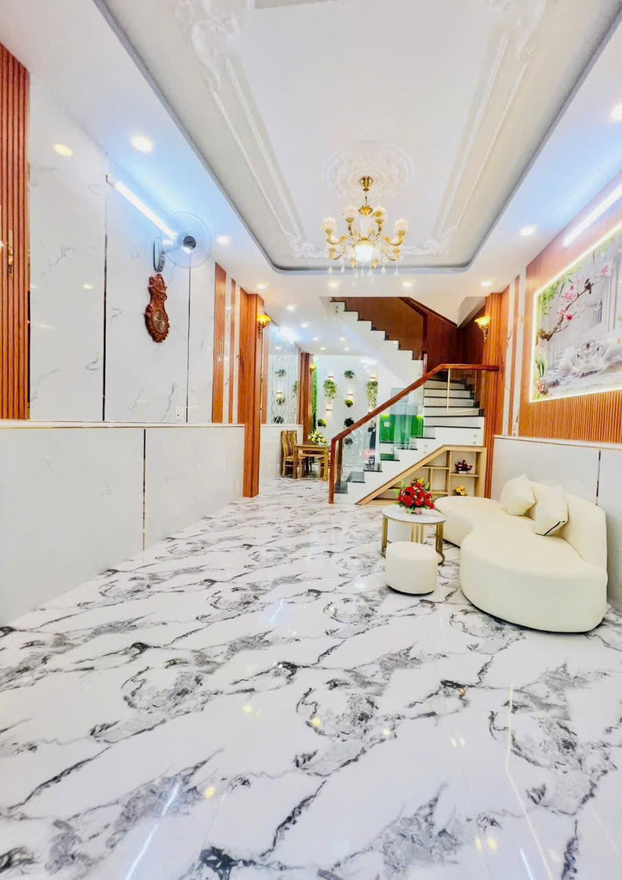 NHÀ 3 PHÒNG NGỦ SÂN THƯỢNG , PHÒNG THỜ SÂN RỘNG RÃI NHÀ GẦN CHỢ PHÚ XUÂN.