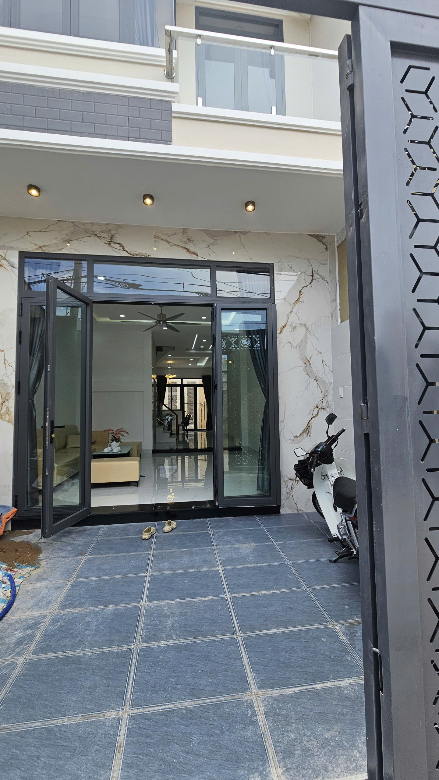 Nhà 3 tầng có thang máy xịn sò cách đường chính chỉ 70m2.