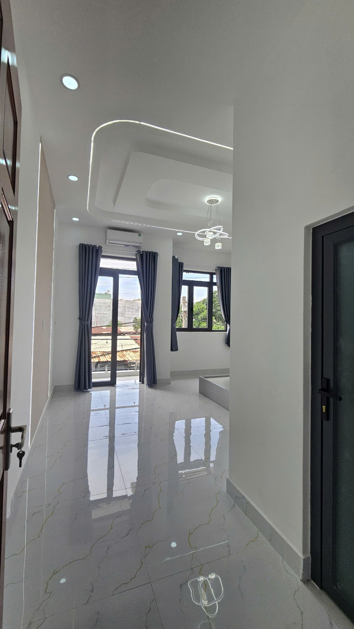 Nhà 3 tầng có thang máy xịn sò cách đường chính chỉ 70m2.