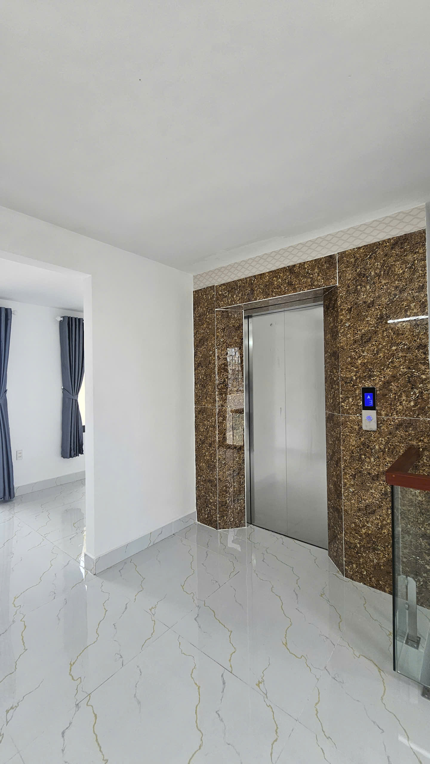 Nhà 3 tầng có thang máy xịn sò cách đường chính chỉ 70m2.
