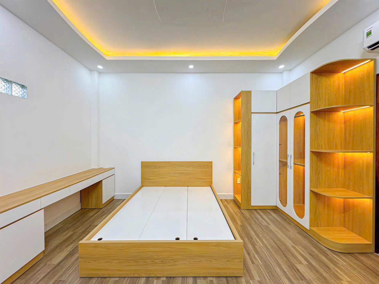 Nhà phun nội thất vào ở liền giáp quận 7 nhà 3 tầng ,sân thượng.